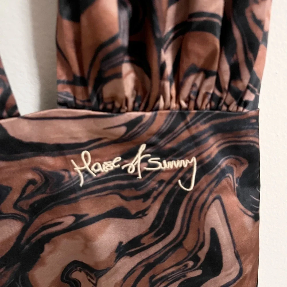 House of sunny 
MAHOGANY PARADISE PARTY TOP_5